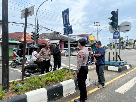 Jamin Keselamatan penggguna Jalan, Sat Lantas Polres Bontang Bersama Dishub Kota Bontang laksanakan pengecekan Traffic Light dan Rambu-rambu di Kota Bontang