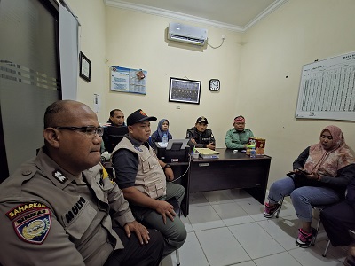 Cipta Kondisi Jelang Pilkada, Bhabinkamtibmas Tanjung Laut Indah Aiptu Mulyo Prayitno bertatap muka Bersama Ketua PPK Kelurahan