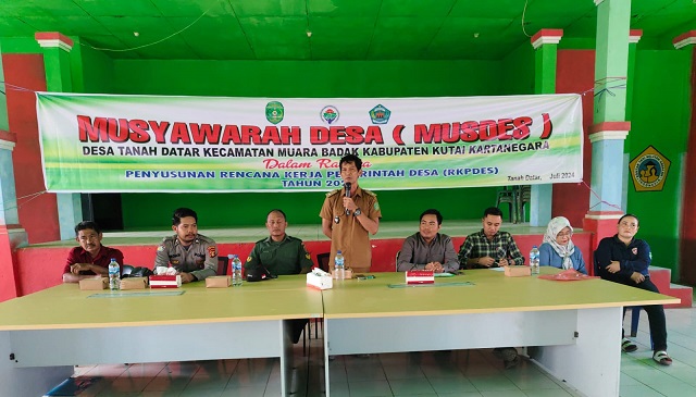 Bhabinkamtibmas Briptu Ferdiansyah hadiri kegiatan Musyawarah Desa Tanah Datar