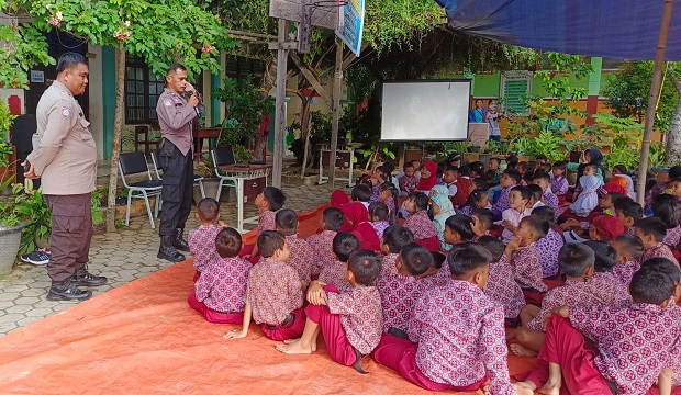 Polsek Bontang Barat laksanakan Penyuluhan Peraturan Lalu Lintas di SD Negeri 002 Bontang Barat