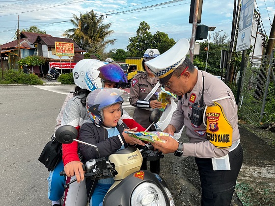 Sat Lantas Polres Bontang Bagi Souvenir kepada Pengendara yang Mentaat Peraturan Lalu Lintas