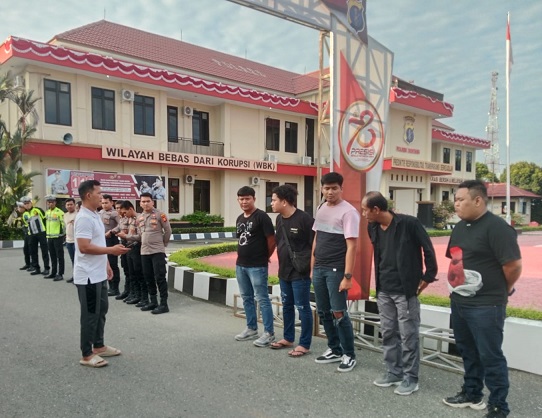 Tingkatkan Kesiapan Personil, Waka Polres Bontang laksanakan Pengecekan Dadakan Piket Fungsi Polres Bontang