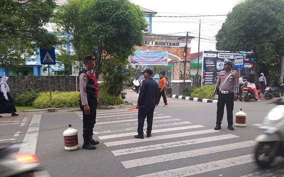 Pastikan Arus Lalin Lancar, Polres Bontang Gelar Kegiatan Strong Point pagi