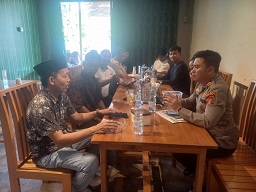 Kapolsek Marangkayu Gelar Bekesah dengan Tokoh Masyarakat Jawa di Desa Santan Ulu