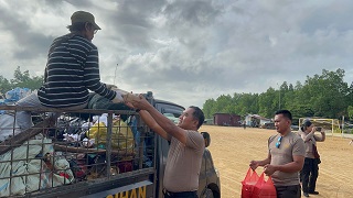 Polres Bontang Gelar Kegiatan Jum’at Berkah di Pesisir Berbas Pantai