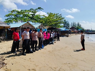 Program Bersih Pesisir Polsek Marangkayu Di Pantai Biru Kersik