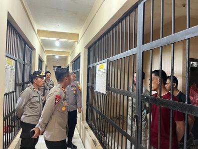Kapolres Bontang Lakukan Pengecekan Ruang Tahanan beri Penekanan pada Kebersihan dan Kesehatan Tahanan