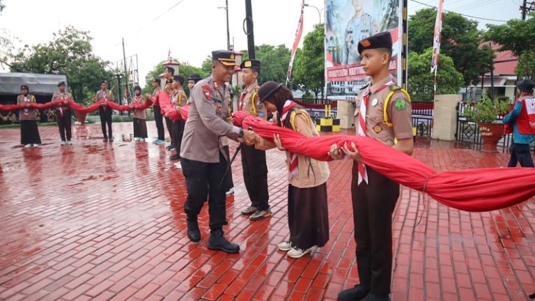 Polres Bontang ambil bagian dalam Kirab Bendera Merah Putih Meriahkan Peringatan Hari Pramuka ke-63 di Kota Bontang