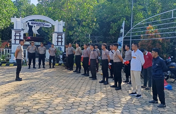 Polres Bontang Gelar Bersih-Bersih Pesisir dan Jum’at Berkah di Mangrove Park Berbas Pantai