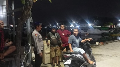Sat Polair Polres Bontang Sambangi Warga Pesisir, Sampaikan Imbauan Pilkada Damai dan Waspada Hoaks