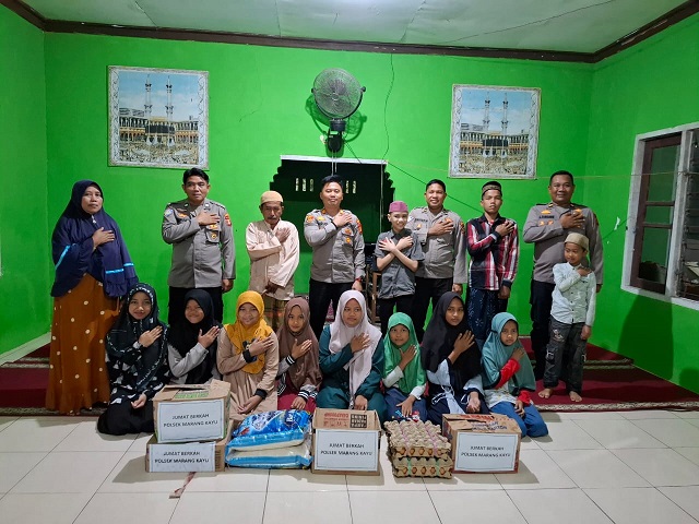 Polsek Marangkayu gelar Jum’at Berkah di Pondok Pesantren Nurul Jadid