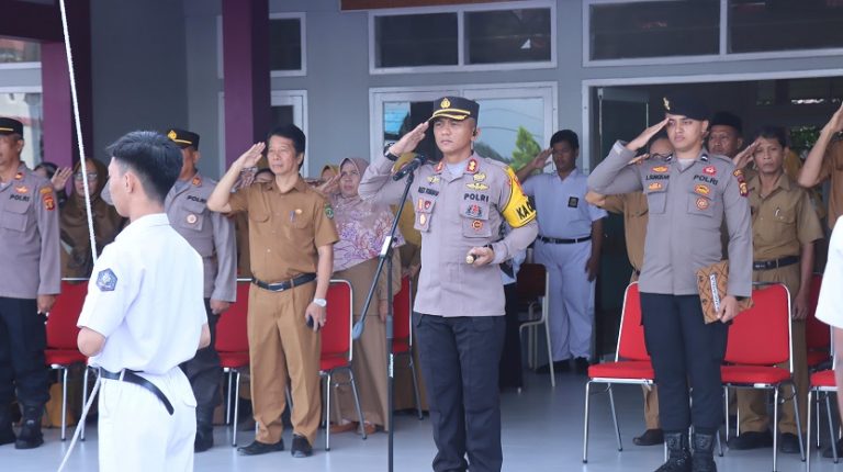 Kapolres Bontang Menjadi Irup pada Upacara Hari Senin di SMKN 1 Bontang