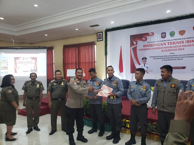 Kasat Binmas Polres Bontang bertindak sebagai Narasumber di Bintek Pemberdayaan SDM Satlinmas Kalimantan Timur   