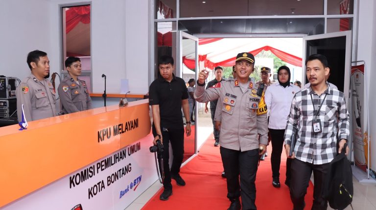 Pastikan Aman, Kapolres Bontang pimpin langsung Pengecekan dan Pengamanan Tahapan Pendaftaran Paslon Walikota dan Wakil di Kantor KPU Kota Bontang