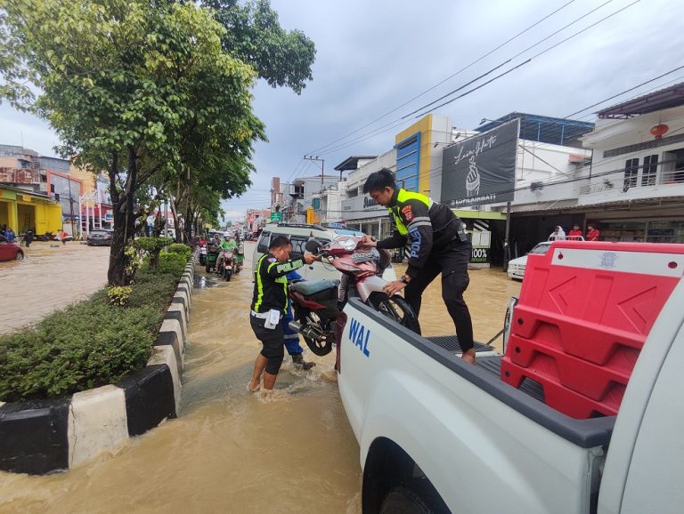 Satgas Polres Bontang Sigap Bantu evakuasi motor warga dan atur lalu lintas dilokasi Banjir Satgas Polres Bontang Sigap Bantu evakuasi motor warga dan atur lalu lintas dilokasi Banjir