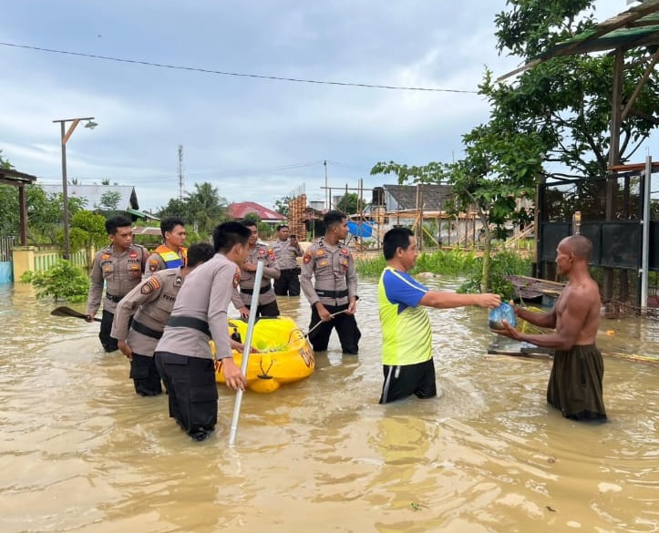 Sigap Hadapi Banjir, Satgas Polres Bontang Evakuasi dan Salurkan Bantuan Sigap Hadapi Banjir, Satgas Polres Bontang Evakuasi dan Salurkan Bantuan