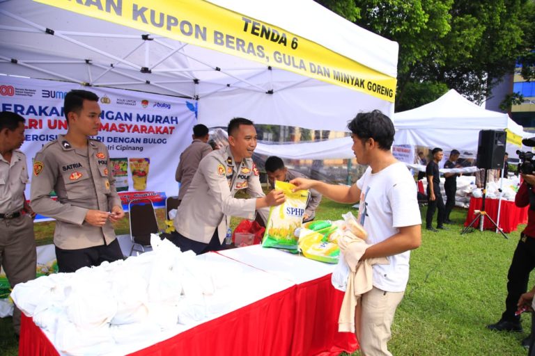 Polri Dukung Gerakan Pangan Murah, Bantu Masyarakat Dapatkan Sembako dengan Harga Terjangkau Polri Dukung Gerakan Pangan Murah, Bantu Masyarakat Dapatkan Sembako dengan Harga Terjangkau
