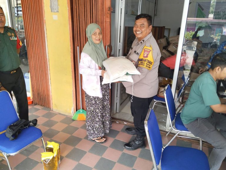 Bhabinkamtibmas Berbas Panta laksanakan pendampingan Pembagian Beras dan Minyak Makan Bulog untuk masyarakat binaan