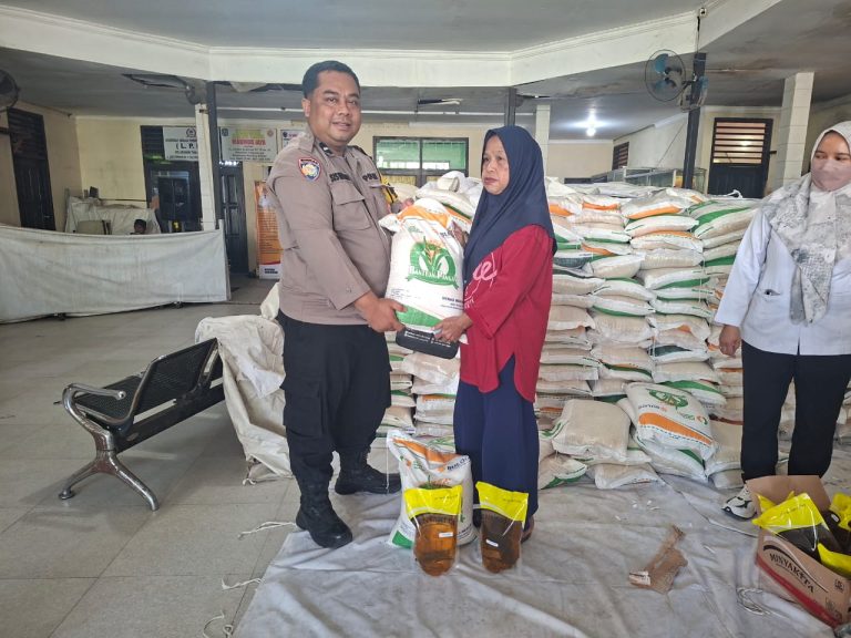 vBhabinkamtibmas Tanjung Laut Laksanakan Monitoring dan Pengamanan Pembagian Beras dan Minyak Makan di Tanjung Laut
