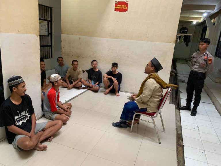 Binrohtal warga binaan Rutan Polres Bontang : memperkuat diri dengan akhlak mulia