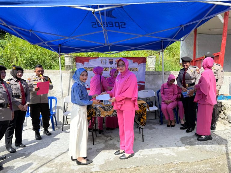 Polwan Ditpamobvit dan Bhayangkari Daerah Kaltim Gelar Kegiatan Berbagi untuk Warga Prapatan Dalam