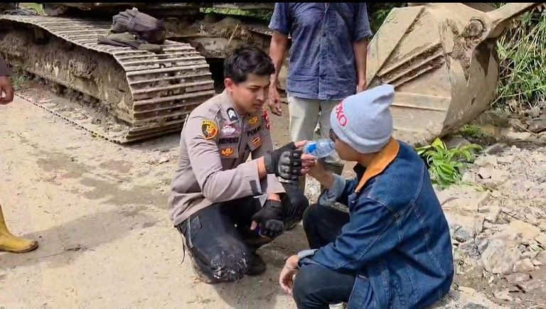 Personel Polres Gayo Lues Evakuasi Warga Sakit dengan Cara Digendong di Desa Tetumpun