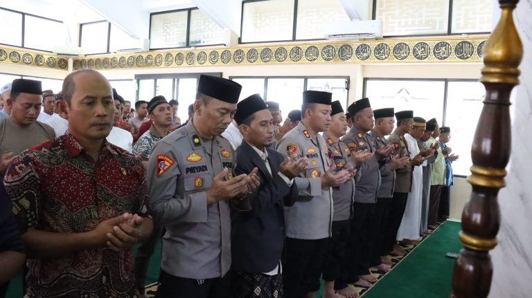 Polres Bontang gelar Sholat Jum’at dan Sholat Goib untuk Mendoakan Korban Bencana Alam