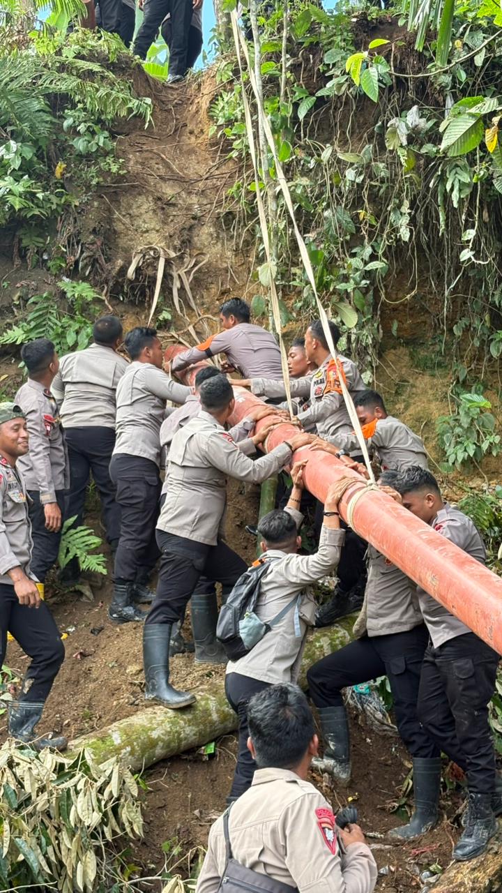 Brimob Polda Kaltara Membangun Jembatan Roboh di Tapal Batas, Sebatik Tengah