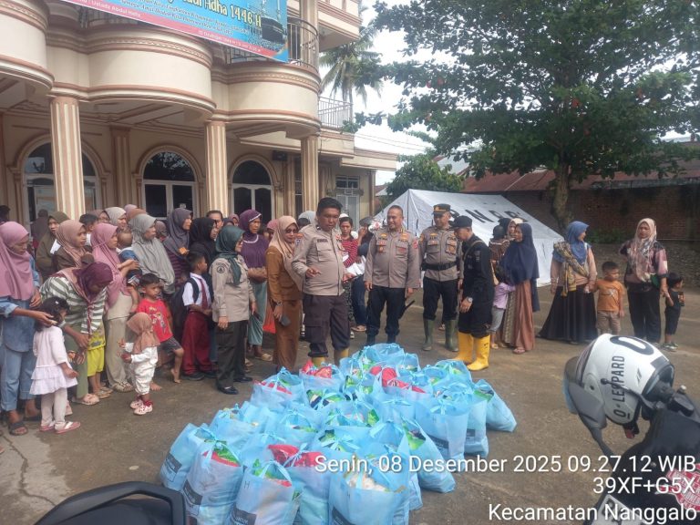 Polda Sumbar Salurkan Bantuan untuk Ibu dan Balita Terdampak Banjir Bandang di Nanggalo