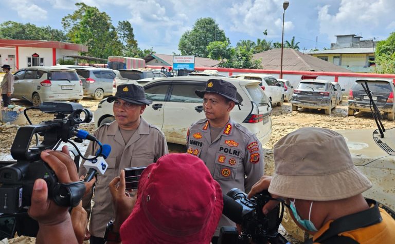 Kapolres Aceh Tamiang Cek Mobil Terdampak Banjir, Bantah Isu Mayat di Dalam Kendaraan