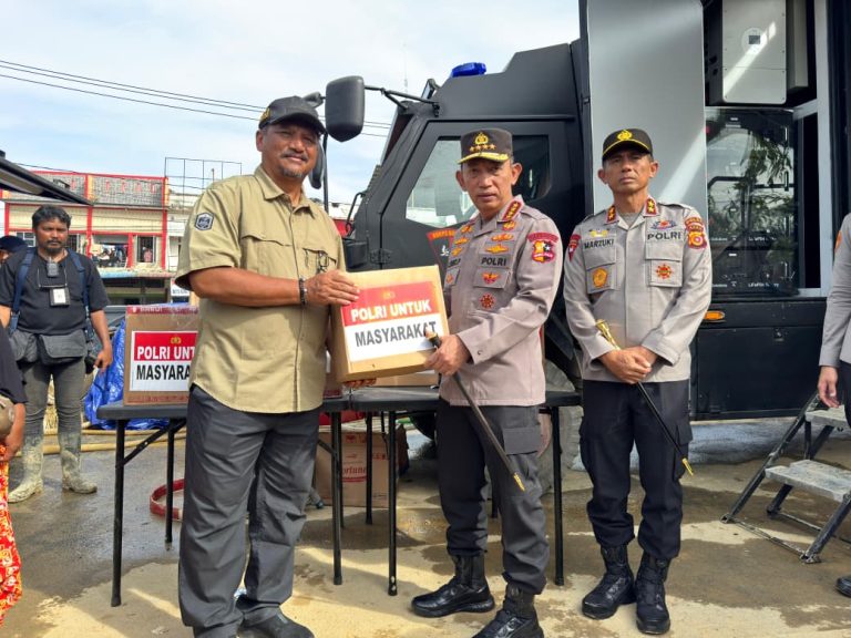 vKapolri Tinjau Posko Pengungsian di Aceh Tamiang, Salurkan Bantuan ke Korban Bencana