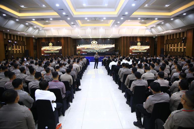 Pelayanan Polri Hadir Menjaga Keamanan, Kedamaian, dan Kekhidmatan Natal serta Tahun Baru, Melindungi Suasana Sosial-Spiritual MasyarakatPelayanan Polri Hadir Menjaga Keamanan, Kedamaian, dan Kekhidmatan Natal serta Tahun Baru, Melindungi Suasana Sosial-Spiritual Masyarakat