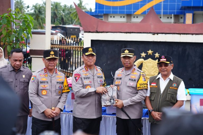 vWakapolri Tinjau Penyaluran Bantuan Polri untuk Warga Terdampak Bencana di Padang Pariaman