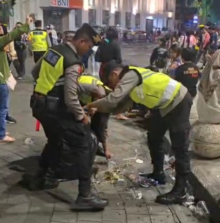 Aksi Humanis Polisi, Punguti Sampah Usai Perayaan Tahun Baru di Yogyakarta