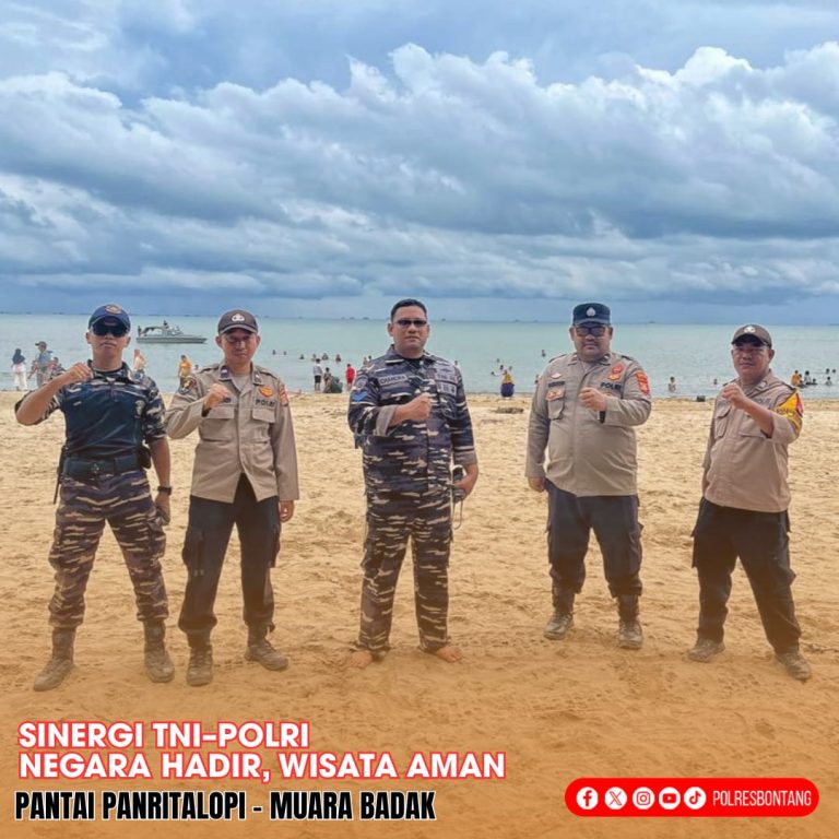 Sinergi TNI–Polri Amankan Objek Wisata Muara Badak Selama Libur Nataru 2025
