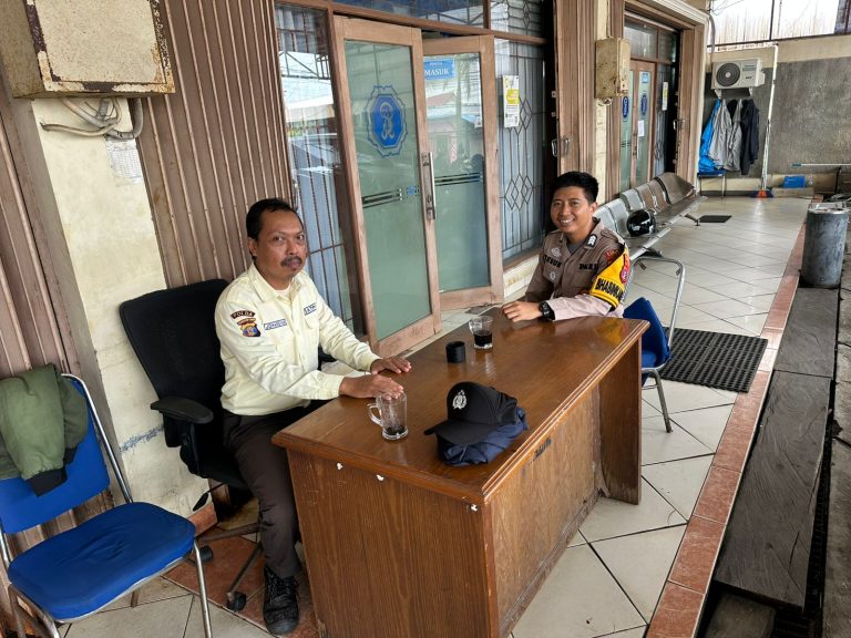 Bhabinkamtibmas Bontang Kuala Sambangi Security Bank Parotua, Sampaikan Himbauan Kamtibmas